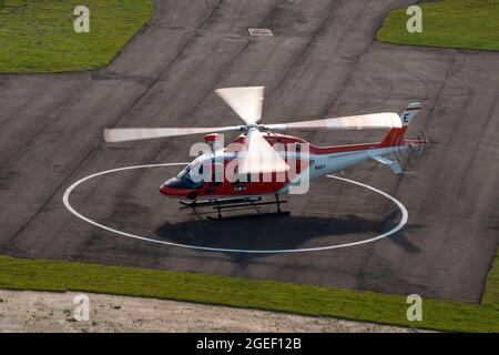 MILTON, Florida (Aug 6, 2021) der erste TH-73A Thrasher der Marine kommt am 6. August 2021 auf dem Whiting Field der Naval Air Station in Milton an. Der TH-73A wird dem Training Air Wing 5 auf der Basis zugewiesen und wird den TH-57B/C Sea Ranger als Dreh- und Kipprotorhubschrauber-Trainer für die Marine, das Marine Corps und die Küstenwache ersetzen. (USA Navy Foto von Mass Communication Specialist 2nd Class Jason Isaacs) Stockfoto