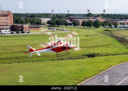 MILTON, Florida (Aug 6, 2021) der erste TH-73A Thrasher der Marine kommt am 6. August 2021 auf dem Whiting Field der Naval Air Station in Milton an. Der TH-73A wird dem Training Air Wing 5 auf der Basis zugewiesen und wird den TH-57B/C Sea Ranger als Dreh- und Kipprotorhubschrauber-Trainer für die Marine, das Marine Corps und die Küstenwache ersetzen. (USA Navy Foto von Mass Communication Specialist 2nd Class Jason Isaacs) Stockfoto