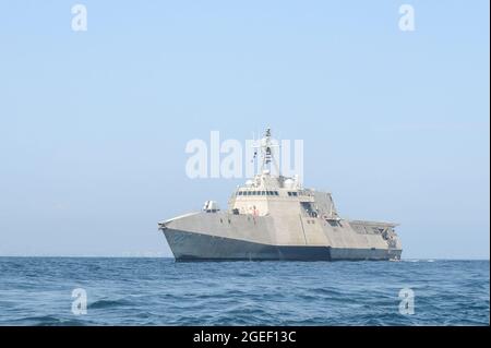 210816-N-ZS023-1134 PAZIFISCHER OZEAN (AUG 16, 2021) das Litoral Combat Ship USS Kansas City (LCS 22) mit Independence-Variant durchsetzt den Pazifischen Ozean während Routineoperationen auf See. Kansas City ist eine schnelle, agile, missionskorretische Plattform, die für den Einsatz nahe der Küste gegen Küstenbedrohungen des 21. Jahrhunderts entwickelt wurde. Die LCS ist in der Lage, Missionen, Vorwärtspräsenz, maritime Sicherheit, Seekontrolle und Abschreckung zu unterstützen. (USA Navy Foto von Mass Communication Specialist 2nd Class Vance Hand/veröffentlicht) Stockfoto