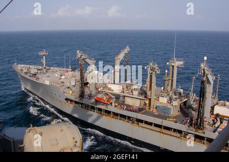 210819-N-RC359-1020 ARABIAN SEA (AUG 19, 2021) – die Flugzeugträgerin USS Ronald Reagan (CVN 76) segelt neben dem Militär-Sealift-Kommandoflottennachfüller USNS Pecos (T-AO 197) für einen Nachschub auf See im Arabischen Meer, 19. August. Ronald Reagan ist das Flaggschiff der Carrier Strike Group 5 und wird im Einsatzgebiet der 5. US-Flotte zur Unterstützung von Marineoperationen eingesetzt, um die maritime Stabilität und Sicherheit in der Zentralregion zu gewährleisten. Verbindung des Mittelmeers mit dem Pazifik durch den westlichen Indischen Ozean und drei strategische Engpässe. (USA Navy Foto von Mass Communication Stockfoto