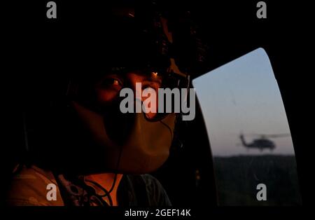 US Army Staff Sgt. Ethan Griffin, ein Flugsanitäter bei Charlie Company, 5-159th General Support Aviation Bataillon, 244th Expeditionary Combat Aviation Brigade, Kentucky, schaut sich in einem Hubschrauber der UH-60 Black Hawk vom 15. August 2021 über dem Sparta Air Strip, Fort McCoy, Wisconsin, um. Die Mannschaften nahmen an der MEDIC-Übung TEIL, der größten gemeinsamen Patientenbewegung und medizinischen Feldtrainingsübung im Verteidigungsministerium. (USA Luftwaffe Foto von Senior Airman Shelby Thurman) Stockfoto