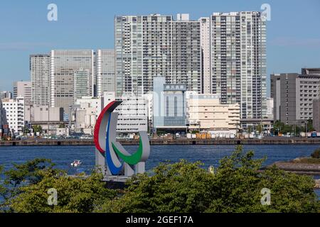 Tokio, Japan. August 2021. Ein Paralympisches Symbol ist am 20. August 2021 im Odaiba Marine Park in Tokio, Japan, installiert. Die Paralympics in Tokio sollen am 24. August beginnen und bis zum 5. September laufen, wobei viele der gleichen Coronavirus-Maßnahmen wie die Olympischen Spiele durchgeführt werden. (Bild: © POOL via ZUMA Press Wire) Stockfoto