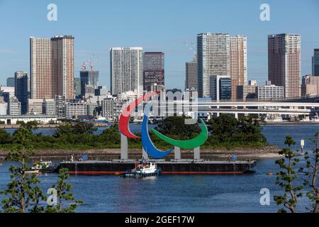 Tokio, Japan. August 2021. Schlepper bewegen ein Paralympisches Symbol, das für die Paralympischen Spiele von Tokio 2020 am 20. August 2021 im Odaiba Marine Park in Tokio, Japan, installiert wurde. Die Paralympics in Tokio sollen am 24. August beginnen und bis zum 5. September laufen, wobei viele der gleichen Coronavirus-Maßnahmen wie die Olympischen Spiele durchgeführt werden. (Bild: © POOL via ZUMA Press Wire) Stockfoto