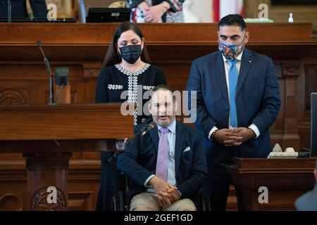 Austin, TX, USA. August 2021. Der Staatsvertreter GARNETT COLEMAN, D-Houston, sagt das Eröffnungsgebet im Texas House, flankiert von den Demokraten ANA HERNANDEZ und ARMANDO WALLE aus Houston. (Bild: © Bob Daemmrich/ZUMA Press Wire) Stockfoto