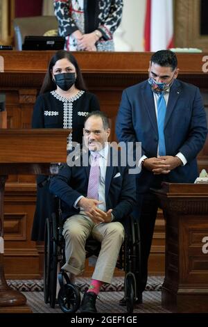 Austin, TX, USA. August 2021. Der Staatsvertreter GARNETT COLEMAN, D-Houston, sagt das Eröffnungsgebet im Texas House, flankiert von den Demokraten ANA HERNANDEZ und ARMANDO WALLE aus Houston. (Bild: © Bob Daemmrich/ZUMA Press Wire) Stockfoto