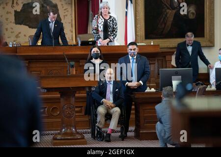 Austin, TX, USA. August 2021. Der Staatsvertreter GARNETT COLEMAN, D-Houston, sagt das Eröffnungsgebet im Texas House, flankiert von den Demokraten ANA HERNANDEZ und ARMANDO WALLE aus Houston. (Bild: © Bob Daemmrich/ZUMA Press Wire) Stockfoto