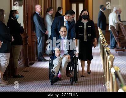 Austin, TX, USA. August 2021. Der Staatsvertreter GARNETT COLEMAN, D-Houston, wird achtunddreißig Tage nach der Flucht der Demokraten aus Texas in die Kammer des Repräsentantenhauses gerollt, um die Stimmen zu anstehenden Rechtsvorschriften zu verzögern. (Bild: © Bob Daemmrich/ZUMA Press Wire) Stockfoto