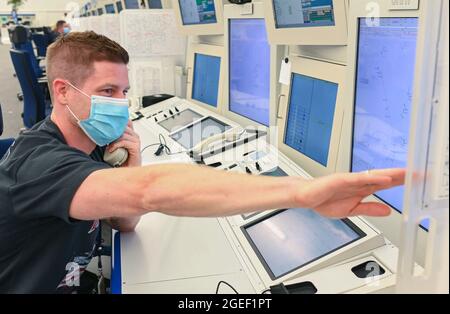 Karlsruhe, Deutschland. August 2021. Julian Schwieczinski, Fluglotse der Deutschen Flugsicherung (DFS), fotografiert an seinem Arbeitsplatz. Nachtarbeit, wechselnde Schichten, hohe Verantwortung. Die Fluglotsen haben eine anspruchsvolle Aufgabe und sind gut bezahlt. Aber auch kleine Fehler können schwerwiegende Folgen haben. (To dpa 'Nachtarbeit Fluglotse - EIN Moment der Unachtsamkeit kann Leben kosten') Quelle: Uli Deck/dpa/Alamy Live News Stockfoto