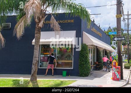 NEW ORLEANS, LA, USA - 15. AUGUST 2021: La Boulangerie Konditorei in der Magazine Street Stockfoto