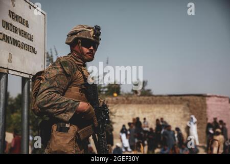 Kabul, Afghanistan. August 2021. Eine Marine mit der 24. Marine Expeditionary Unit (MEU) sorgt während einer Evakuierung am Hamid Karzai International Airport, Kabul, Afghanistan, am 18. August 2021 für Sicherheit. Die US-Marineinfanteristen unterstützen das Außenministerium bei der geordneten Entsendung von designiertem Personal in Afghanistan. Foto von Sgt. Isaiah Campbell/USMC/UPI Credit: UPI/Alamy Live News Stockfoto