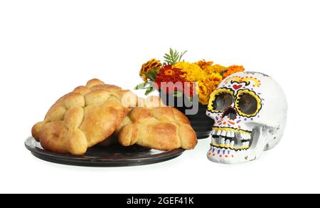 Brot der Toten und bemalter Schädel auf weißem Hintergrund. Feier des mexikanischen Tages der Toten (El Dia de Muertos) Stockfoto