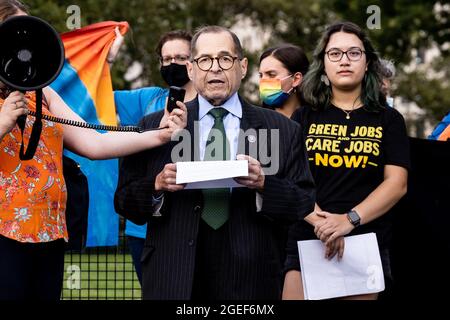 New York, Usa. August 2021. Der US-Repräsentant Jerrold Nadler (D-NY) spricht während der Kundgebung „Seal the Deal“, die vom Green New Deal Network organisiert wurde, um sich für die Gesetzgebung im Zusammenhang mit Green New Deal in Bezug auf die derzeitige Gesetzgebung zur Infrastruktur- und Budgetabstimmung im Kongress einzusetzen. Kredit: SOPA Images Limited/Alamy Live Nachrichten Stockfoto