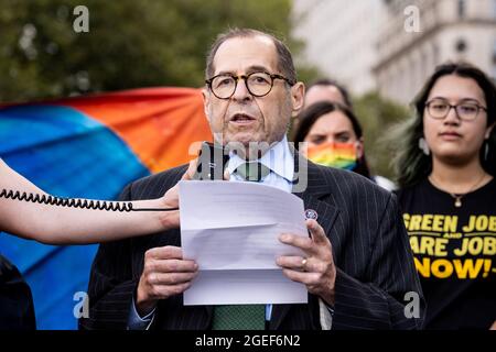 New York, Usa. August 2021. Der US-Repräsentant Jerrold Nadler (D-NY) spricht während der Kundgebung „Seal the Deal“, die vom Green New Deal Network organisiert wurde, um sich für die Gesetzgebung im Zusammenhang mit Green New Deal in Bezug auf die derzeitige Gesetzgebung zur Infrastruktur- und Budgetabstimmung im Kongress einzusetzen. Kredit: SOPA Images Limited/Alamy Live Nachrichten Stockfoto