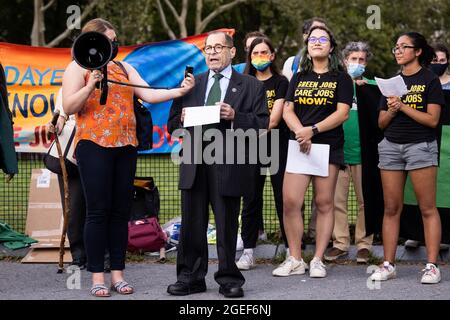 New York, Usa. August 2021. Der US-Repräsentant Jerrold Nadler (D-NY) spricht während der Kundgebung „Seal the Deal“, die vom Green New Deal Network organisiert wurde, um sich für die Gesetzgebung im Zusammenhang mit Green New Deal in Bezug auf die derzeitige Gesetzgebung zur Infrastruktur- und Budgetabstimmung im Kongress einzusetzen. Kredit: SOPA Images Limited/Alamy Live Nachrichten Stockfoto