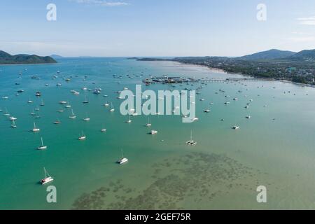 Luftlandschaft Seascape Chalong Pier mit Segelbooten Yacht-Boote und ravel-Boote im Meer erstaunliche Ansicht Reise Bild von Drone fliegende Aufnahme Top down V Stockfoto