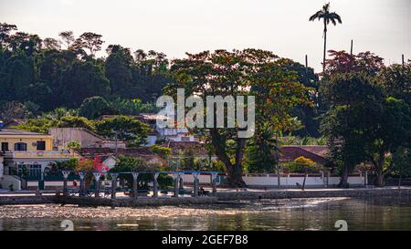 Paqueta Island, Rio de Janeiro, Brasilien - UM 2021: Typische städtische Umgebung, aus dem täglichen Leben der Nachbarschaft, aufgenommen in Paquetá Stockfoto