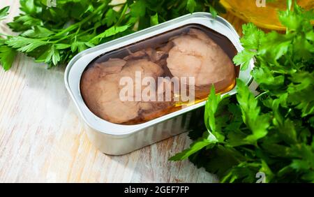 Meeresfrüchte aus der Dose - geräucherte Leber von Kabeljau Stockfoto