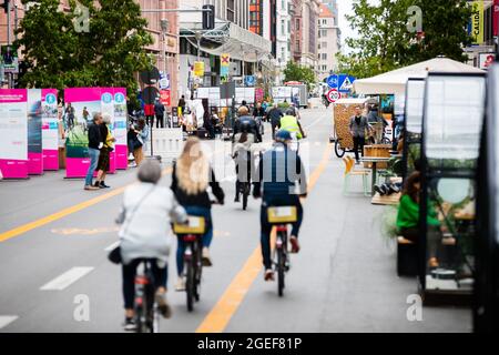 Berlin, Deutschland. August 2021. Radfahrer fahren auf dem autofreien Teil der Friedrichstraße in Berlin-Mitte. (Zu „Bummeln wird die Pandemie überleben – aber wie?“) Quelle: Christoph Soeder/dpa/Alamy Live News Stockfoto