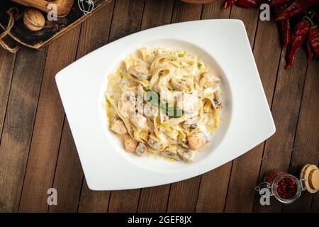 Fettuccine mit Lachs und Lauch in Sahnesauce Stockfoto