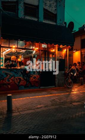 ROSH PINNA, ISRAEL - 16. Jul 2021: Ein Restaurant-Gebäude zum Mitnehmen an einer Straße in Rosh Pinna, Israel während der Nacht Stockfoto