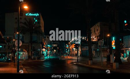 ROSH PINNA, ISRAEL - 16. Jul 2021: Eine malerische Ansicht der beleuchteten Straßenlaternen in Rosh Pinna, Israel während der Nacht Stockfoto