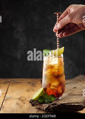 Klassischer Cocktail Cuba Libre auf einem Holztisch, Kopierraum. Stockfoto