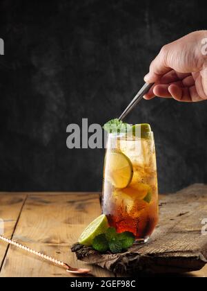 Klassischer Cocktail Cuba Libre auf einem Holztisch, Kopierraum. Stockfoto