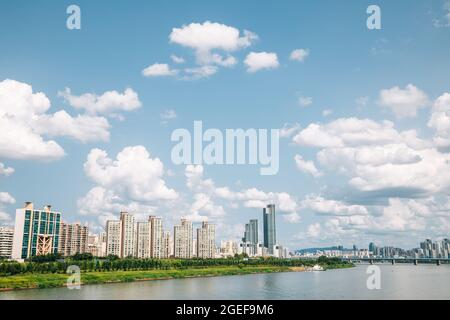 Han-Flusspark und moderne Gebäude in Seoul, Korea Stockfoto