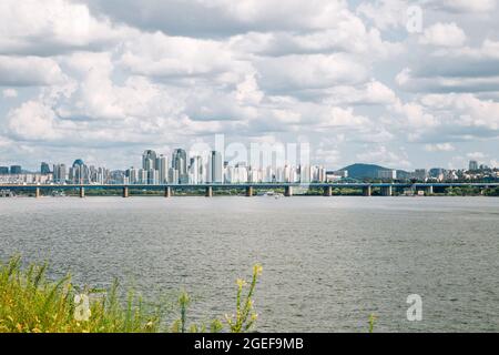 Han River Park Dongjak Daegyo Brücke und moderne Gebäude in Seoul, Korea Stockfoto