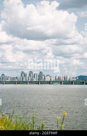 Han River Park Dongjak Daegyo Brücke und moderne Gebäude in Seoul, Korea Stockfoto