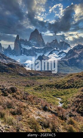 Cerro fitz roy mit seinen Wäldern und Seen in der Umgebung Stockfoto