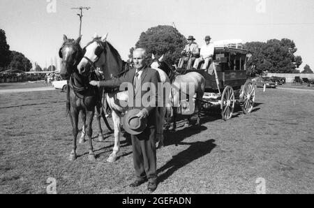 KINGAROY, QUEENSLAND, AUSTRALIEN, 28. APRIL 1984: Ein älterer Mann posiert mit seiner Postkutsche beim jährlichen Kingaroy Peanut Festival, 1984. Gescannt von Originalnegativen für die Zeitungsveröffentlichung. Stockfoto