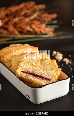 Vertikale Aufnahme von leckeren Pfund-Kuchen mit Marmelade Füllung auf einer Oberfläche angezeigt Stockfoto