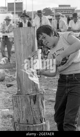 KRÄHEN NISTEN QUEENSLAND, AUSTRALIEN, MAI 1984: Ein nicht identifizierter Junge greift seinen Block beim Junior-Holzhacken-Event auf der jährlichen Crow's Nest A and P Show, 1984, an. Gescannt von Originalnegativen für die Zeitungsveröffentlichung. Stockfoto