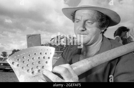 KRÄHEN NISTEN QUEENSLAND, AUSTRALIEN, MAI 1984: Ein nicht identifizierter Mann schärft seine Axt für das Holzhacken-Event auf der jährlichen Crow's Nest A and P Show, 1984. Gescannt von Originalnegativen für die Zeitungsveröffentlichung. Stockfoto