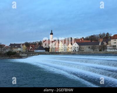 Schöne Aussicht auf Lech Wehr und das historische Zentrum von Landsberg am Lech, Deutschland Stockfoto