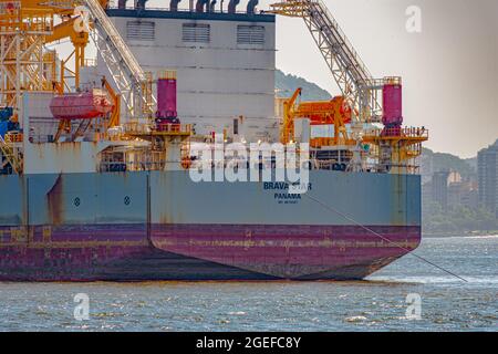 Ölexplorationsplattform vor Anker in Guanabara Bay, Rio de Janeiro, Brasilien Stockfoto