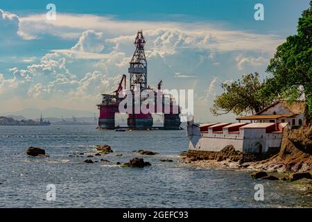 Ölexplorationsplattform vor Anker in Guanabara Bay, Rio de Janeiro, Brasilien Stockfoto