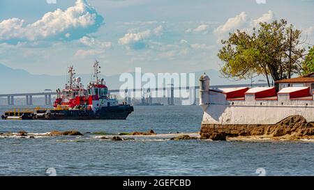 Ölexplorationsplattform vor Anker in Guanabara Bay, Rio de Janeiro, Brasilien Stockfoto