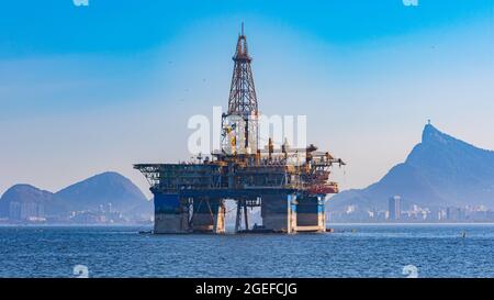 Ölexplorationsplattform vor Anker in Guanabara Bay, Rio de Janeiro, Brasilien Stockfoto