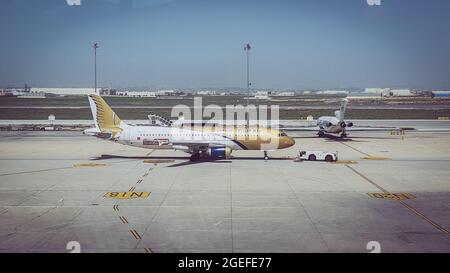 AMMAN, JORDANIEN - 10. März 2020: Illustrative Editorial: Gulf Air-Flugzeug auf dem Asphalt des internationalen Flughafens Amman. Reisen und Tourismus. Stockfoto