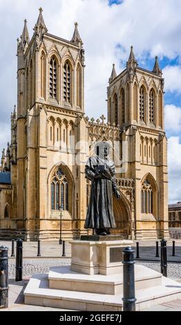 BRISTOL, VEREINIGTES KÖNIGREICH - 27. Mai 2020: Statue des indischen Hindu-Reformators Raja Rammohun Roy vor der Westwand der Kathedrale von Bristol - Roy starb während V Stockfoto