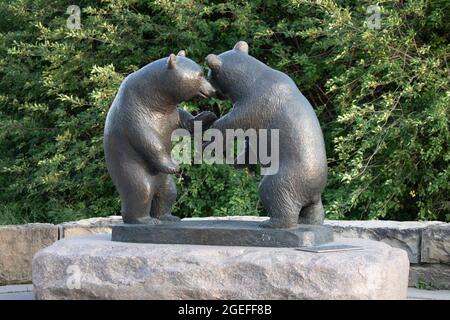 Twin Bears, eine Bronzeskulptur von Leo Mol im Baker Park Stockfoto