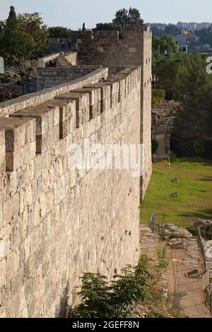 Brüstung an der Spitze der Mauer, die die alte Stadt Jerusalem in Israel umgibt Stockfoto