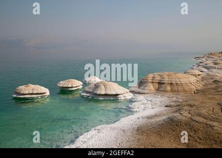Salzschornsteine an der Küste des Toten Meeres. Sie bilden sich dort, wo Süßwasser in das Salzwasser des Sees fließt und bei sinkenden Wasserständen ausgesetzt wird, Israel Stockfoto