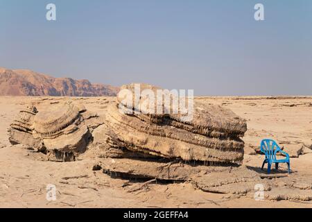 Salzkamine ließen auf trockenem Land durch sinkenden Wasserstand entlang der Küste des Toten Meeres über Wasser zurück. Stockfoto