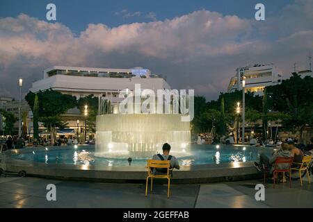 Gäste genießen einen Abend auf dem plaza am Dizengoff Square Fountain in Tel Aviv, Israel Stockfoto