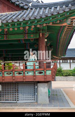 Koreanische Frau in traditionellem hanbok-Kleid und zu Fuß in einem Tempel in Gyeongbokgung, Südkorea Stockfoto