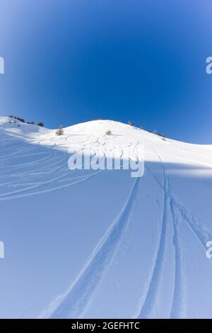 FRANKREICH. ALPES-DE-HAUTE-PROVENCE (04) VAL D'ALLOS. SKIGEBIET LE-SEIGNUS-D'ALLOS.SPUREN IM SCHNEE Stockfoto