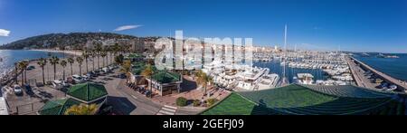 FRANKREICH. ALPES-MARITIMES (06) CANNES, DER STRAND, DER HAFEN UND DIE CROISETTE IM HINTERGRUND RECHTS Stockfoto
